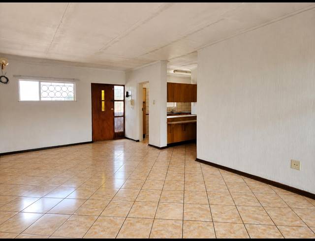 2 BEDROOM FLAT FOR SALE IN THREE RIVERS